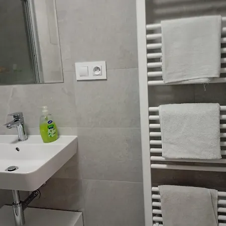 Apartmán Nový S Terasou, Soukromé Parkování